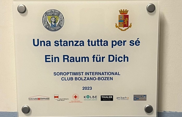 Venerdì 1 dicembre il direttore Oliver Sparber e la coordinatrice della sede di Bolzano Camilla Koob hanno partecipato, in rappresentanza del Consultorio Kolbe che ha contribuito all'iniziativa, all'inaugurazione, presso la questura di Bolzano, della