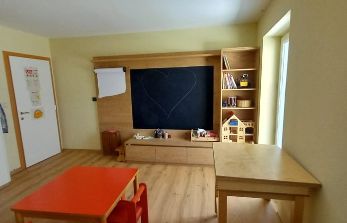 Grandi novità nella nostra sede di Bressanone! 
 
Siamo felici di annunciare che abbiamo completamente rinnovato la nostra stanza dedicata alla consulenza per bambini e adolescenti!
 
Con colori vivaci, spazi confortevoli e nuovi giochi educativi, abbiamo creato un ambiente accogliente e stimolante per supportare al meglio i giovani e le loro famiglie.
 
 Uno spazio pensato per i più giovani: La nostra nuova stanza è stata progettata pensando alle esigenze dei bambini e degli adolescenti, offrendo un luogo sicuro dove esprimersi, imparare e crescere.