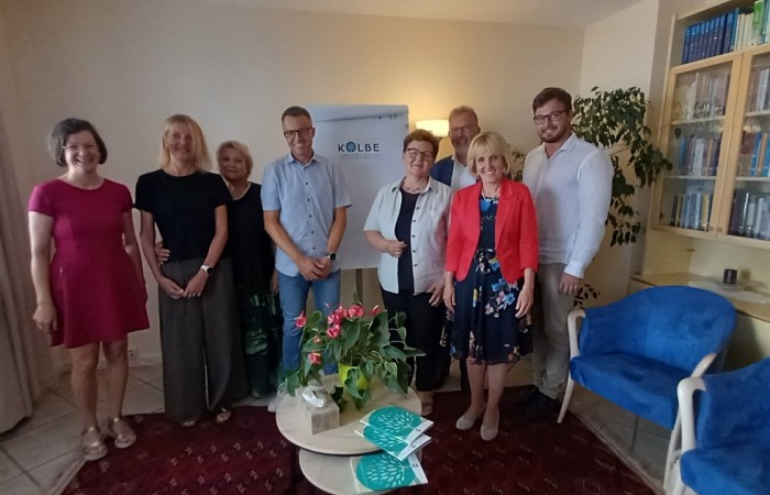 Am 23. August besucht die Landesrätin für Soziales Waltraud Deeg die Familienberatung Kolbe in Brixen. Interessiert schaut sie sich die Stelle an und informiert sich über die häufigsten Anliegen.
Als einzige Familienberatungsstelle im Eisacktal und Wipptal ist die Kolbe in Brixen eine wichtige Anlaufstelle für Familien.
Landesrätin Deeg sichert weiterhin die volle Unterstützung der Familienagentur zu.