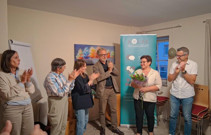Nach 27 Jahren wertvoller Zusammenarbeit verabschieden wir uns voller Dankbarkeit von der Psychotherapeutin Hildegard Kronbichler, die ihre berufliche Laufbahn in der Beratungsstelle beendet.
An den Standorten Leifers und Brixen hat sie Generationen deutschsprachiger Menschen mit Kompetenz, Einfühlungsvermögen und Engagement begleitet und ihnen in den schwierigsten Momenten ihres Lebens ein offenes Ohr, Unterstützung und Orientierung geboten. Ihre Weisheit, ihre Gelassenheit und ihre stets positive und respektvolle Haltung haben bei all jenen, die das Privileg hatten, mit ihr zu arbeiten und ihr auf ihrem Lebensweg zu begegnen, tiefe Spuren hinterlassen.
 Danke Hildegard  für alles, was Du in diesen Jahren gegeben hast. Wir wünschen Dir, dass Du diesen neuen Lebensabschnitt mit derselben Gelassenheit erleben kannst, die Du anderen zu vermitteln vermochtest.