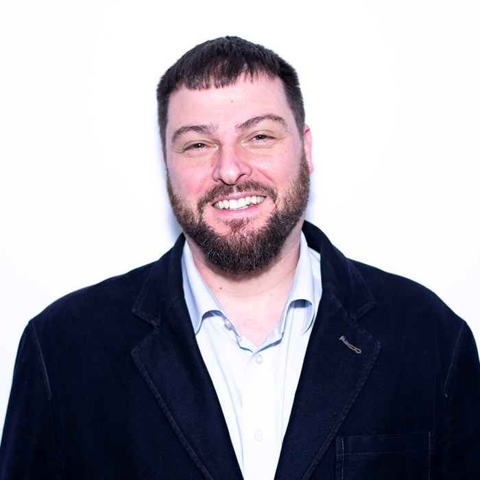 Abschluss in Psychologie an der Universität Triest, Master in klinischer und Gesundheitspsychologie an der Universität Florenz, vierjährige Ausbildung in Familien- und systemischer Psychologie. Er arbeitet seit 2017 mit der Beratungsstelle zusammen und beschäftigt sich mit psychologischer Beratung und Einzel-, Paar-, Familien- und Jugendpsychotherapie. Seit 2018 arbeitet er mit der Niederlassung in Sterzing zusammen.