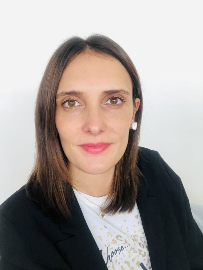 Sie hat an der Universität Trient Psychologie studiert und ist Psychotherapeutin mit kognitiv-verhaltenstherapeutischer Ausrichtung. Zusatzausbildung in EMDR. Besondere Erfahrung im Schulbereich in Bezug auf Cybermobbing und übermäßigem Gebrauch von Neuen Medien. Arbeitet seit 2024 mit der Beratungsstelle zusammen und bietet Beratung und Therapie für Erwachsene und Jugendliche an.