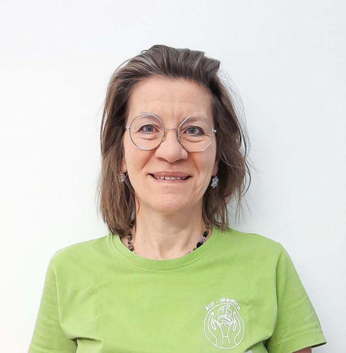 Studium der Medizin und Chirurgie an der Universität Padua und Spezialiesierung in Geburtshilfe und Gynäkologie an der Uni Verona. Sie arbeitet seit 2021 in der Beratungsstelle am Standort Bozen und ist zuständig für medizinisch-gynäkologische Präventionsberatungen, PAP-Tests, gynäkologische und Ultraschalluntersuchungen, Schwangerschaftsvorsorgeuntersuchungen, geburtshilfliche Untersuchungen, Brustuntersuchungen, Informationsgespräche und Gesundheitsberatungen.