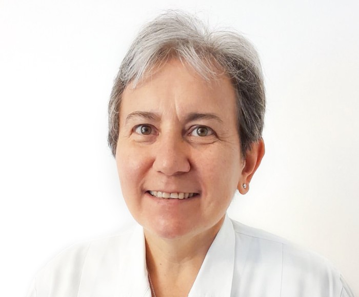 Studium der Medizin und Chirurgie und Spezialiesierung in Geburtshilfe und Gynäkologie an der Uni Verona. Sie arbeitet seit 2004 am Standort Bozen und ist zuständig für medizinisch-gynäkologische Präventionsberatungen, PAP-Tests, gynäkologische und Ultraschalluntersuchungen, Schwangerschaftsvorsorgeuntersuchungen, geburtshilfliche Untersuchungen, Brustuntersuchungen, Informationsgespräche und Gesundheitsberatungen.