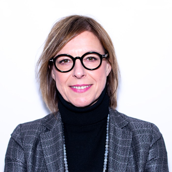 Absolventin der Rechtswissenschaften an der Alma Mater Studiorum - Universität Bologna. Seit 2011 Rechtsanwältin, arbeitet seit 2018 mit der Beratungsstelle  zusammen, wo sie Rechts-beratung in verschiedenen Rechtsbereichen mit dem Schwerpunkt Familienrecht anbietet.Seit 2017 ist sie Mitglied der Nationalen Beobachtungsstelle für Familienrecht - Familienanwälte und hat von 2017 bis 2019 an der von der Beobachtungsstelle für Familienrecht geförderten zweijährigen Fachausbildung im Personen-, Familien- und Minderjährigenrecht teilgenommen und diese erfolgreich abgeschlossen.
Seit 2022 Koordinatorin der Stelle Bozen. 