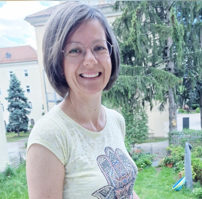 Die diplomierte Sekretärin arbeitet seit 2019 im Sitz in Brixen und ist für den Empfang, das IT-Management und die Sekretariatsaufgaben zuständig.