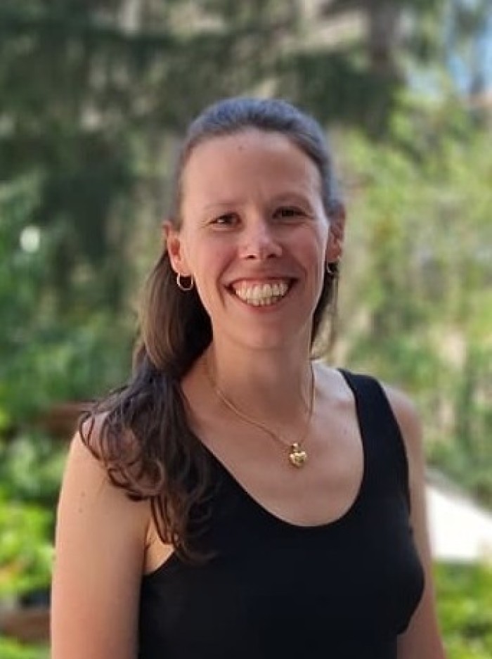 Psychologie- und Wirtschaftsstudium an Leopold Franzens Universität Innsbruck. Laufende Psychotherapieausbildung an der Cusanus Akademie in Brixen. Seit 2025 bei der Familienberatung Kolbe in Brixen im Bereich, Kinder, Jugendliche und Erwachsene tätig.