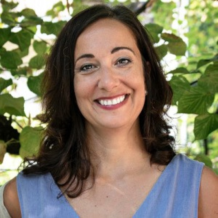 Laureata in Psicologia presso l’Università “La Sapienza” di Roma e specializzata in Psicoterapia Transazionale. Psicologa e psicoterapeuta. Terapeuta Emdr Pratictioner. Collabora con il Consultorio dal 2003. Si occupa di consulenza e psicoterapia individuale, utilizza un approccio integrato con particolare focalizzazione sull’analisi transazionale. Ha inoltre una lunga esperienza nell'ambito dell'adozione e nella preparazione alla nascita e nel post parto.