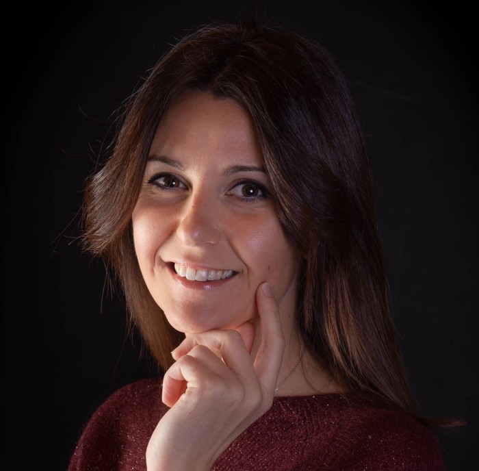 Laureata nel 2007 presso la Scuola Provinciale Superiore di Sanità “Claudiana” sede distaccata dell’università del Sacro Cuore di Roma. Lavora dal 2008 come ostetrica ospedaliera, per 14 anni nella sala parto di Bolzano e da 2 anni nella sala parto di Merano.
Da gennaio 2024 collaborerà con il Consultorio e condurrà corsi di preparazione alla nascita, training autogeno, rieducazione del pavimento pelvico in tutte le fasi della vita della donna, consulente in allattamento, incontri post-partum per la rielaborazione dell’evento nascita sia sotto forma di incontri di gruppo che colloqui individuali.