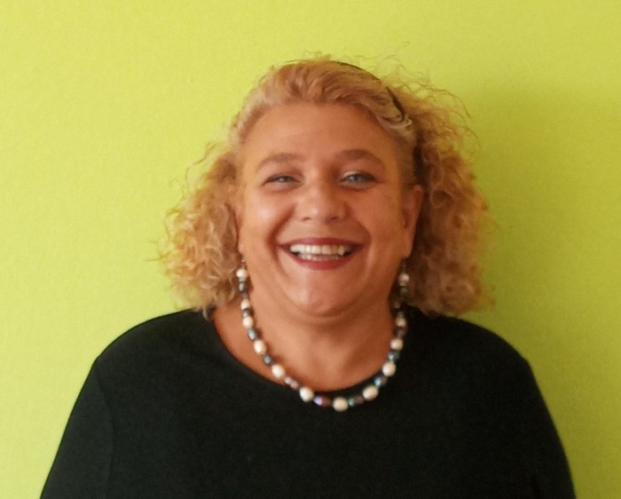 Laureata in Psicologia presso l'Università degli Studi di Padova con formazione sistemica (scuola Boscolo Cecchin Milano). Psicologa e psicoterapeuta specializzata con formazione in Psicologia giuridica, mediazione familiare, lettura del disegno infantile e come coordinatore genitoriale, collabora col Consultorio Familiare dal 1998 e si occupa di consulenza e terapia al singolo, alla coppia e di famiglia ed ha una lunga esperienza nell'ambito di affido e adozione.