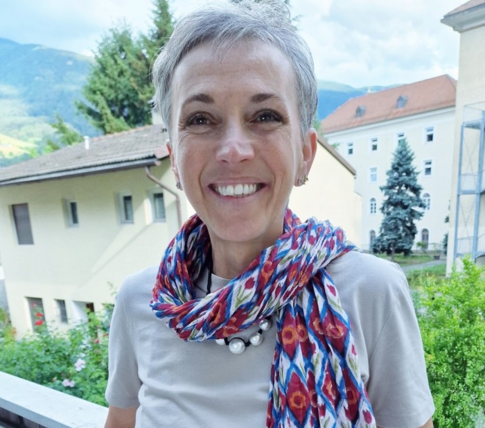 Laureata in Giurusprudenza presso l’Alma Mater Studiorum -Università di Bologna. Esame di Stato di abilitazione all’esercizio della professione forense nel 1999.
Collaborazione pluriennale con la Comunità Comprensoriale della Valle Isarco nell’ambito interventi sociali dell’ufficio - centro Antiviolenza e Casa delle Donne. Membro della Commissione Pari Opportunità del Comune di Bressanone dal 2014 al 2016. Si occupa di consulenza legale ed informativa nello specifico in ambito di diritto di famiglia.