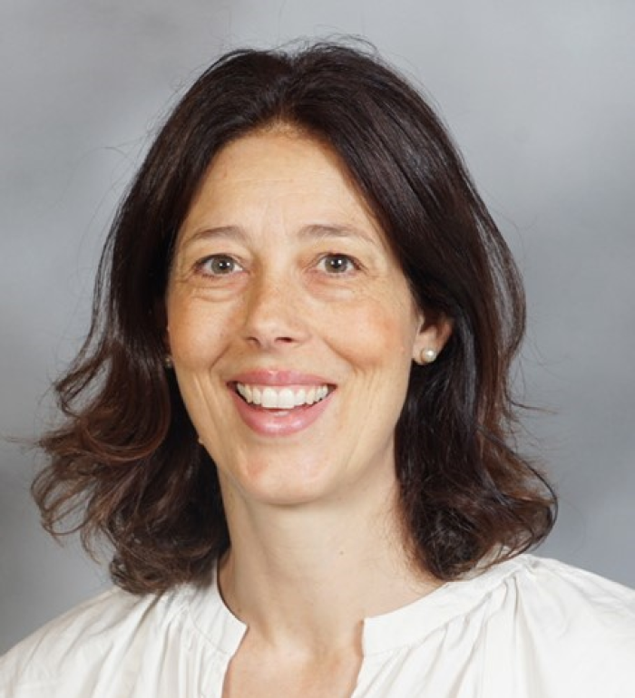 Lauretata in Psicologia presso l’Università di Innsbruck. Formazione in psicoterapia centrata sulla persona secondo Rogers e in psicoterapia con bambini e adolescenti (play therapy). Formazione in psicoterapia dell'attaccamento ed in psicoterapia sistemica di coppia. Collabora con il Consultorio dal 2023 e offre consulenza e psicoterapia per individui, bambini, adolescenti e famiglie.