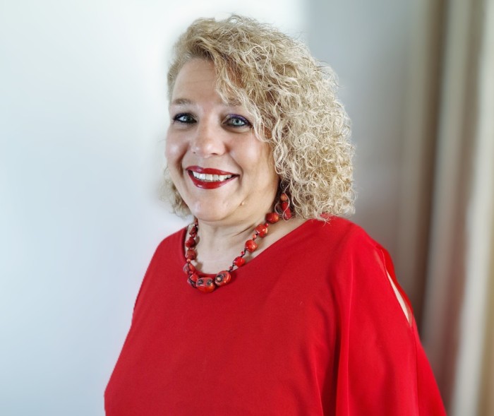 Laureata in Psicologia presso l';Università degli Studi di Padova con formazione sistemica (scuola Boscolo Cecchin Milano). Psicologa e psicoterapeuta specializzata con formazione in Psicologia giuridica, mediazione familiare, lettura del disegno infantile e come coordinatore genitoriale, collabora col Consultorio Familiare dal 1998 e si occupa di consulenza e terapia al singolo, alla coppia e di famiglia ed ha una lunga esperienza nell'ambito dell'adozione.