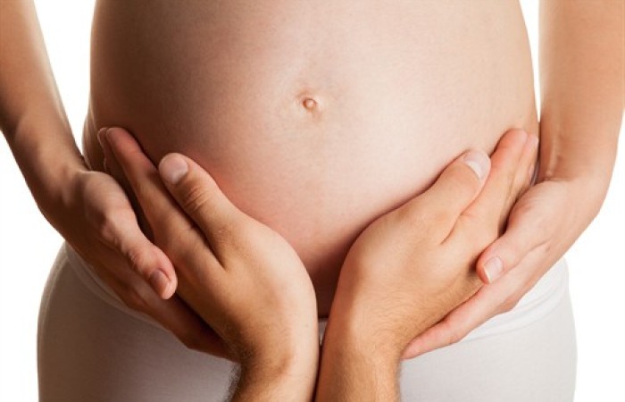 I corsi di preparazione al parto e alla nascita sono tenuti da un’equipe multi-disciplinare, composta da un’ostetrica, un'infermiera pediatrica, un/a pediatra e un/a psicologo/a, che accompagna il percorso attraverso momenti di carattere teorico-informativo relativi al parto, all’ allattamento, alle prime cure, alternati ad attività utili per vivere l’esperienza del parto in modo partecipato e significativo.
Essi sono rivolti alle coppie di futuri genitori e alle mamme in attesa di un bambino dal 5° mese di gravidanza, si svolgono principalmente in orario serale e sono gratuiti.